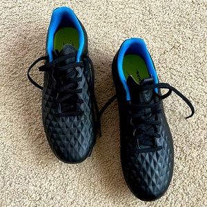 Size 8 Mens Nike Tiempo soccer cleats. Perfect condition.